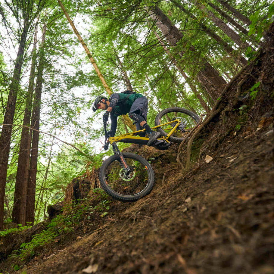 yamaha-bicycles-2020-ydx-moro-riding-downhill.jpg