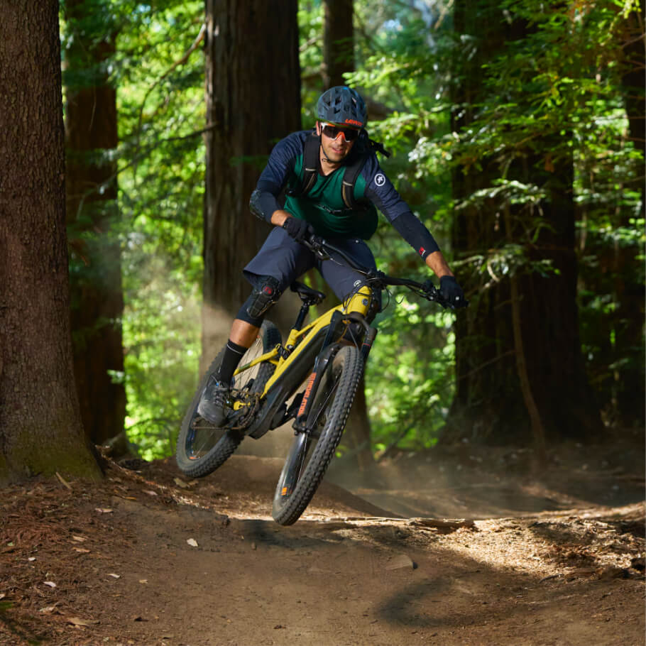yamaha-bicycles-2020-ydx-moro-riding-fast-through-woods.jpg