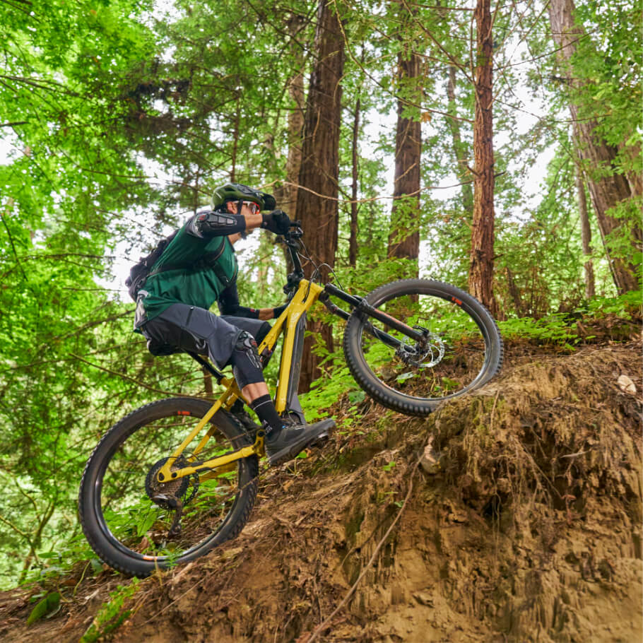 yamaha-bicycles-2020-ydx-moro-riding-uphill.jpg